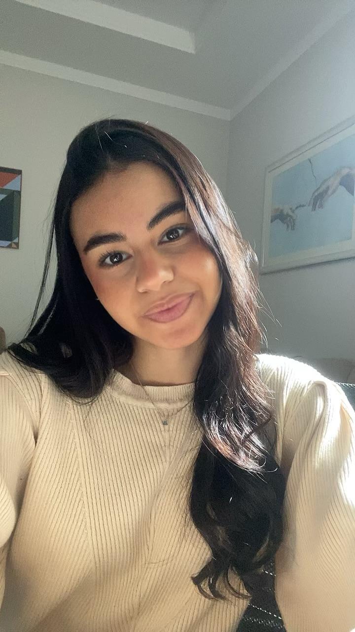 Maria Julia, fundadora da Maave, sorrindo em um ambiente profissional